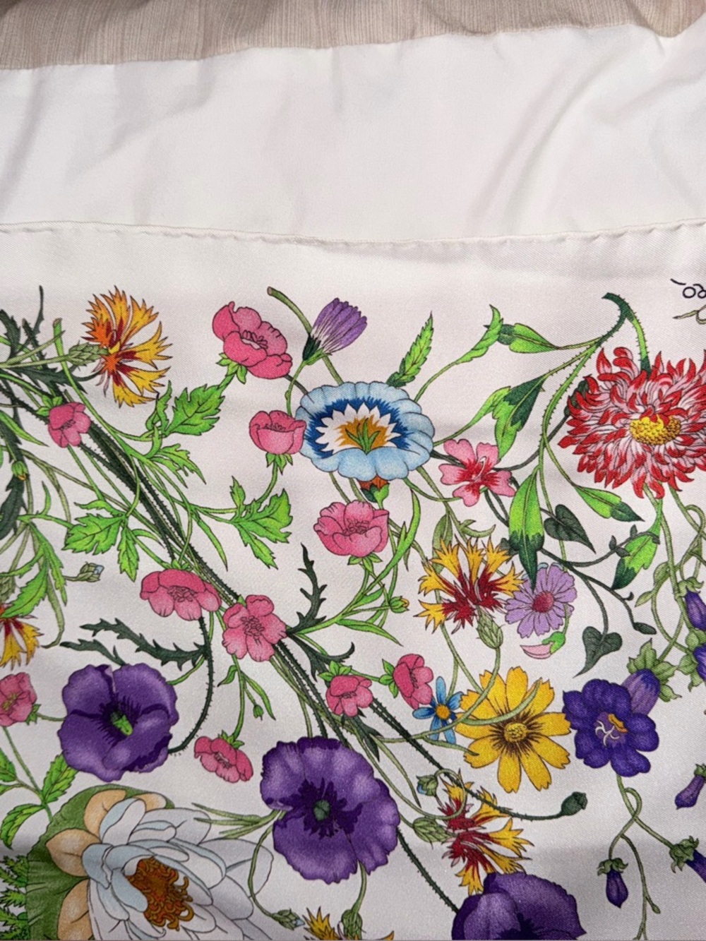 Gucci White Floral Garden Print Throw with Multicolor Blooms - Picture 3 of 4